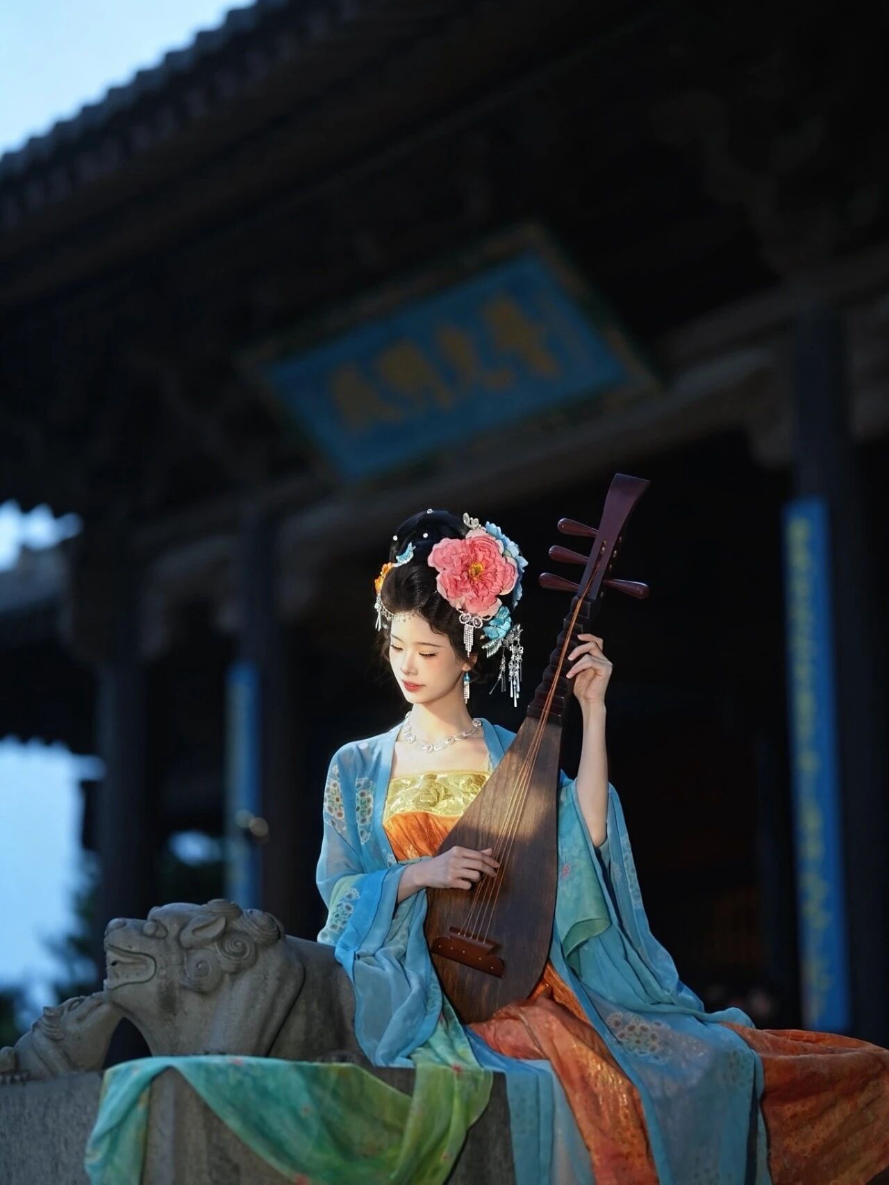 【汉服写真】云想衣裳花想容，春风拂槛露华浓！