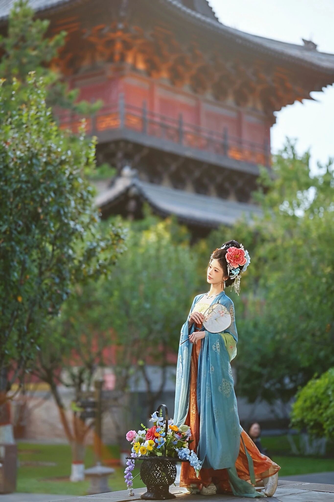 【汉服写真】云想衣裳花想容，春风拂槛露华浓！
