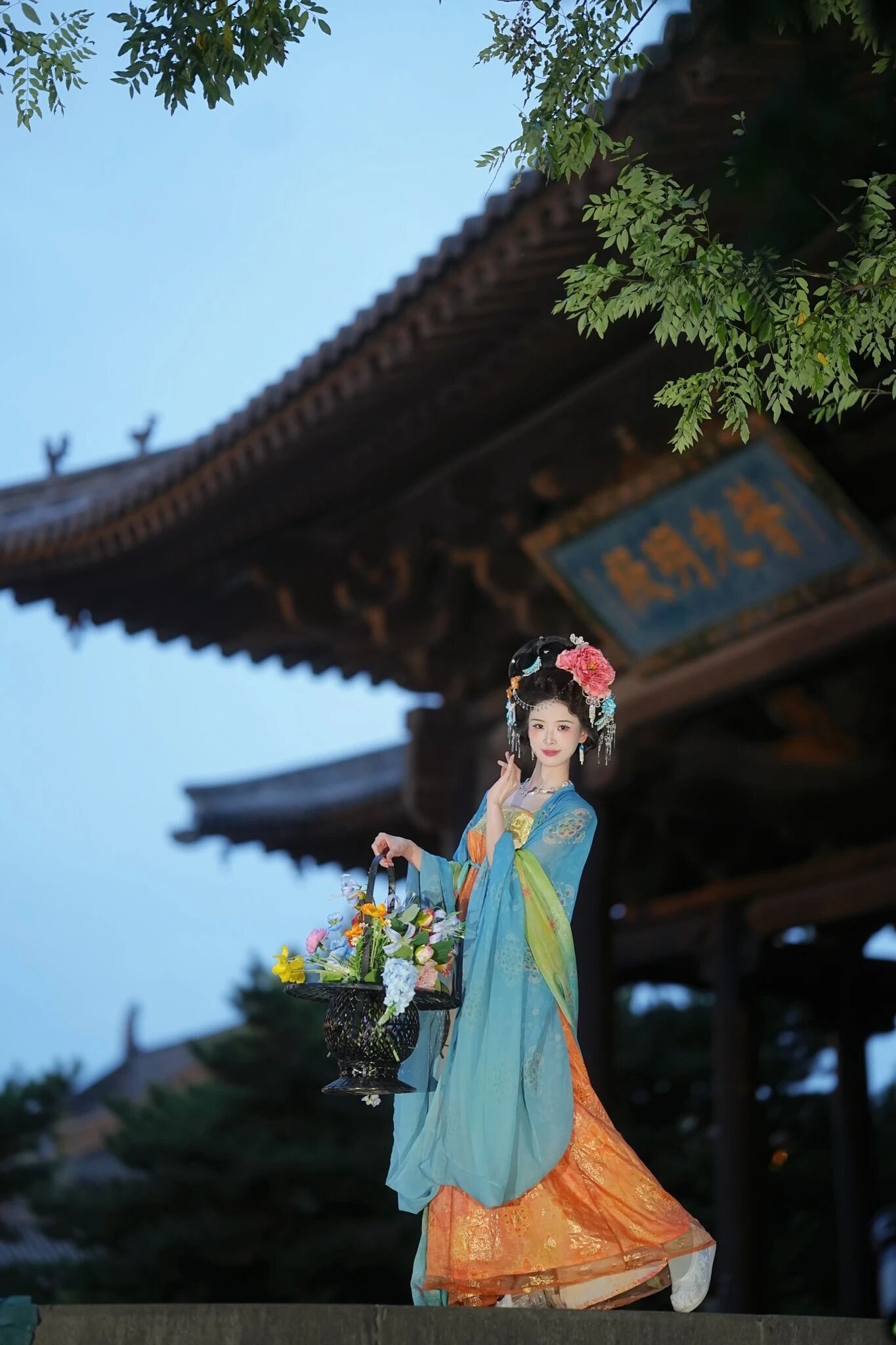 【汉服写真】云想衣裳花想容，春风拂槛露华浓！