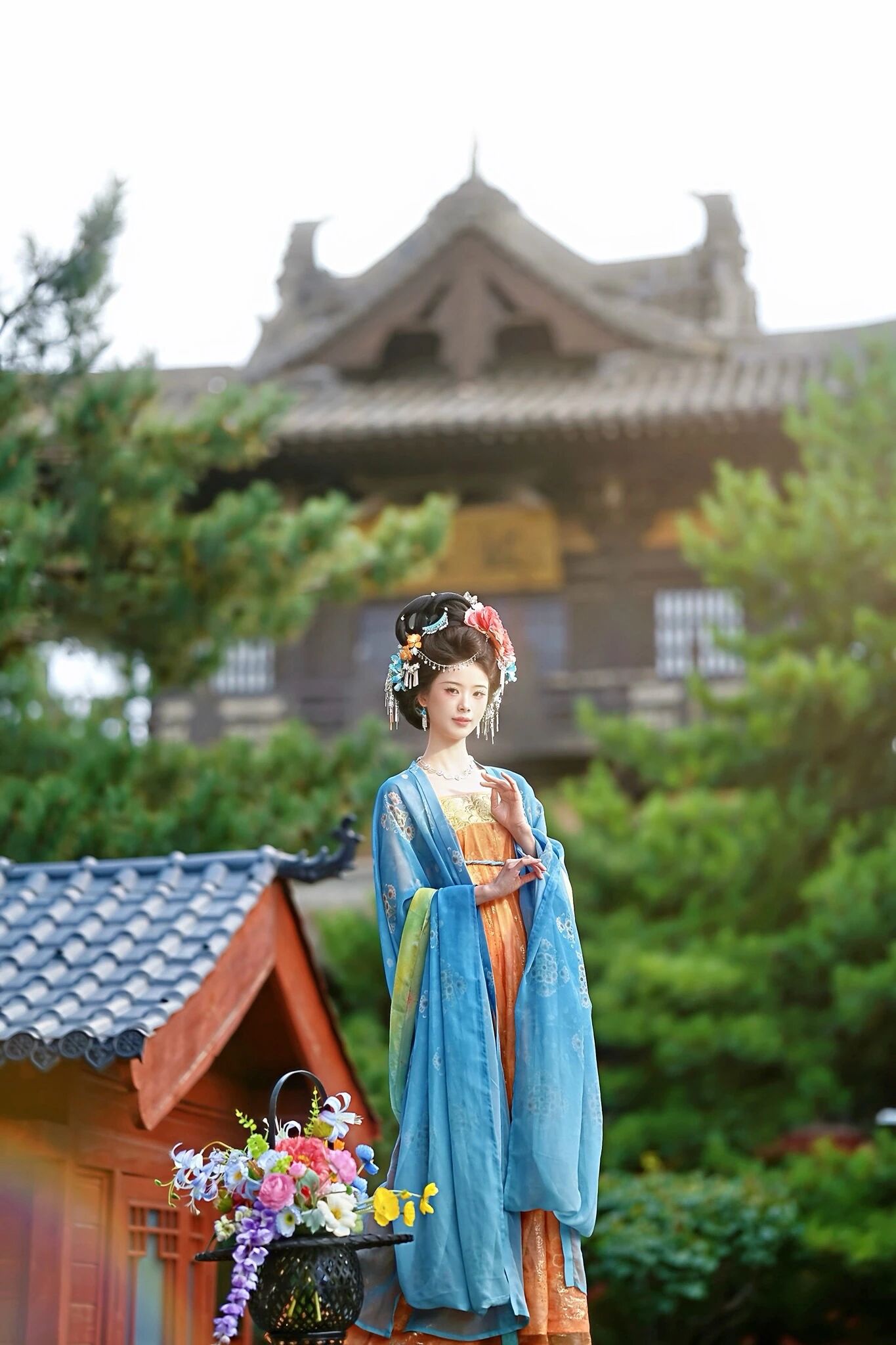 【汉服写真】云想衣裳花想容，春风拂槛露华浓！