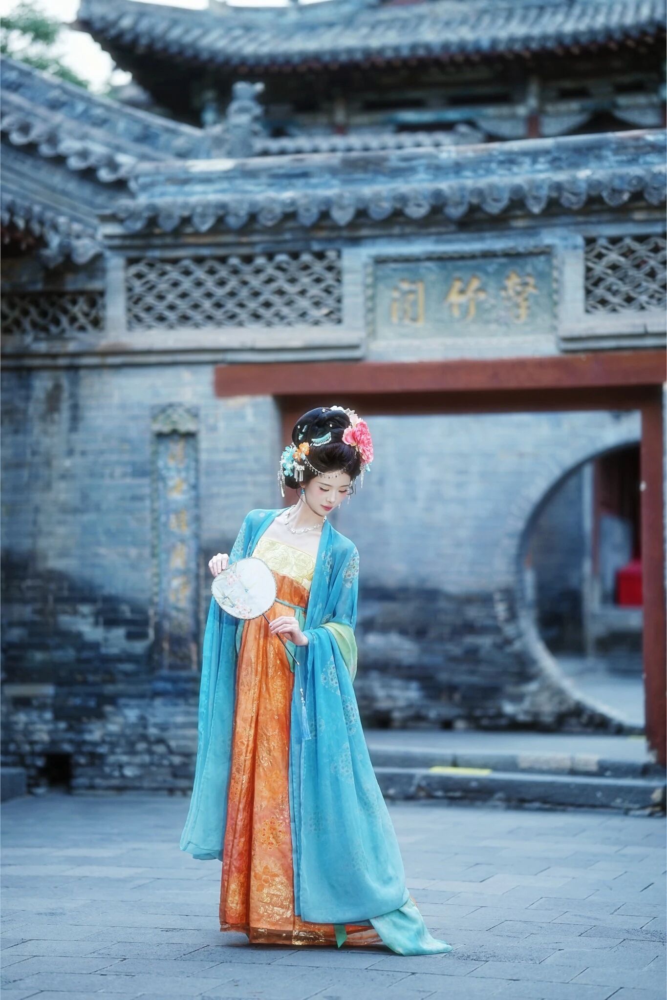 【汉服写真】云想衣裳花想容，春风拂槛露华浓！