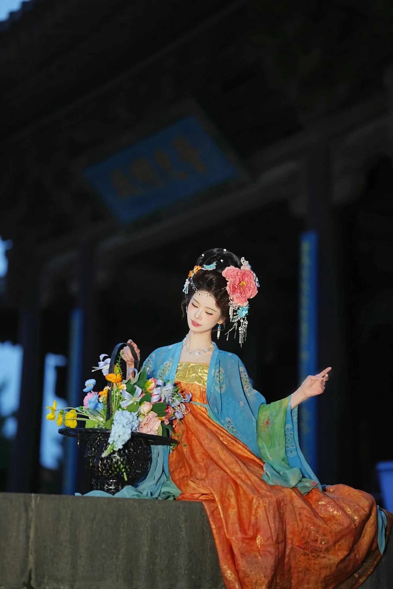 【汉服写真】云想衣裳花想容，春风拂槛露华浓！