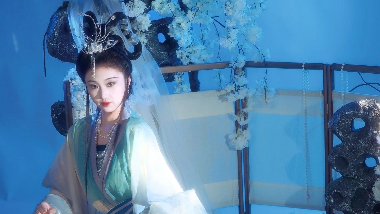 【汉服写真】室内古风写真 · 清冷月宫仙子