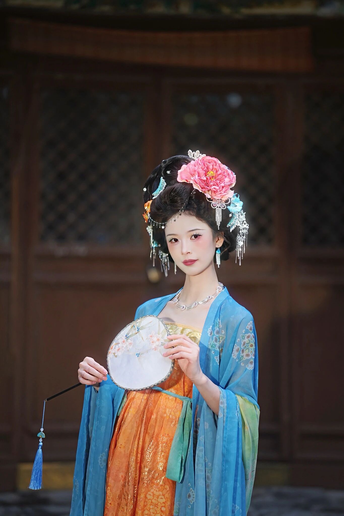 【汉服写真】云想衣裳花想容，春风拂槛露华浓！