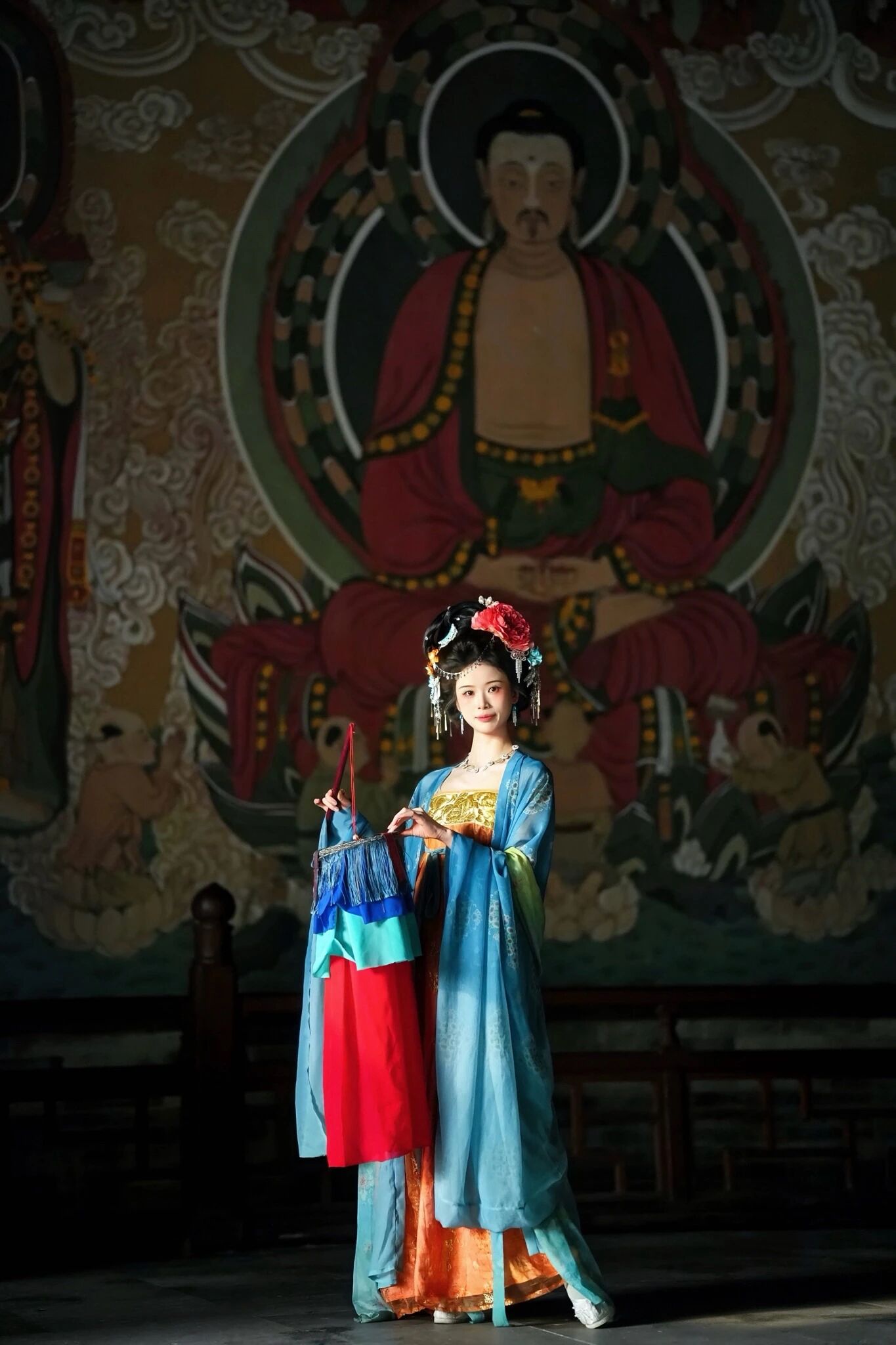 【汉服写真】云想衣裳花想容，春风拂槛露华浓！