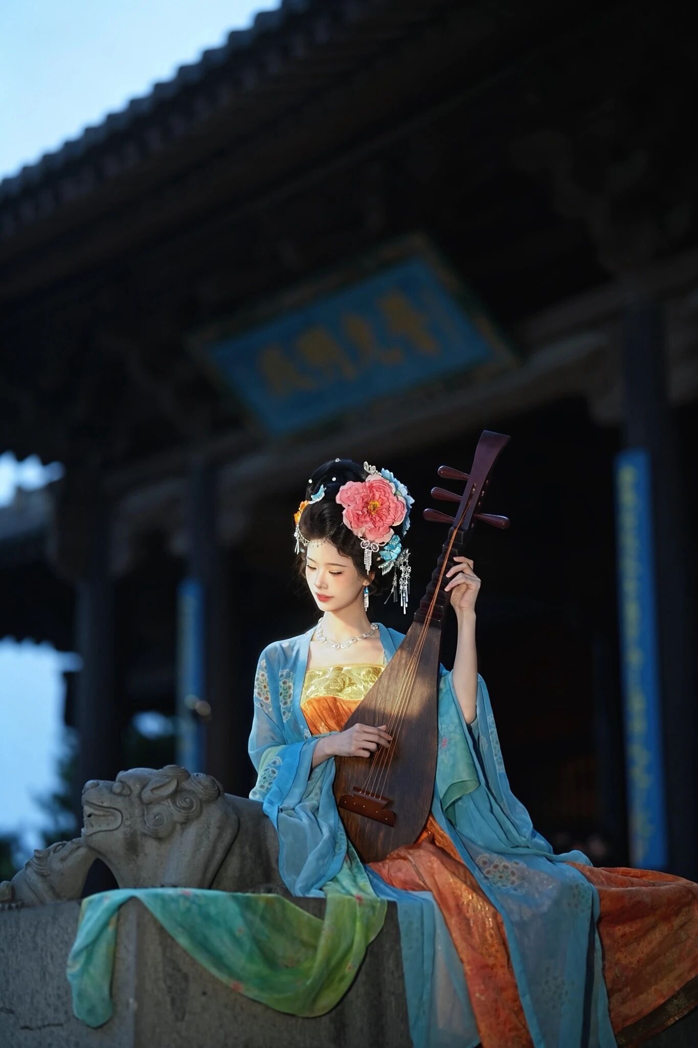 【汉服写真】云想衣裳花想容，春风拂槛露华浓！