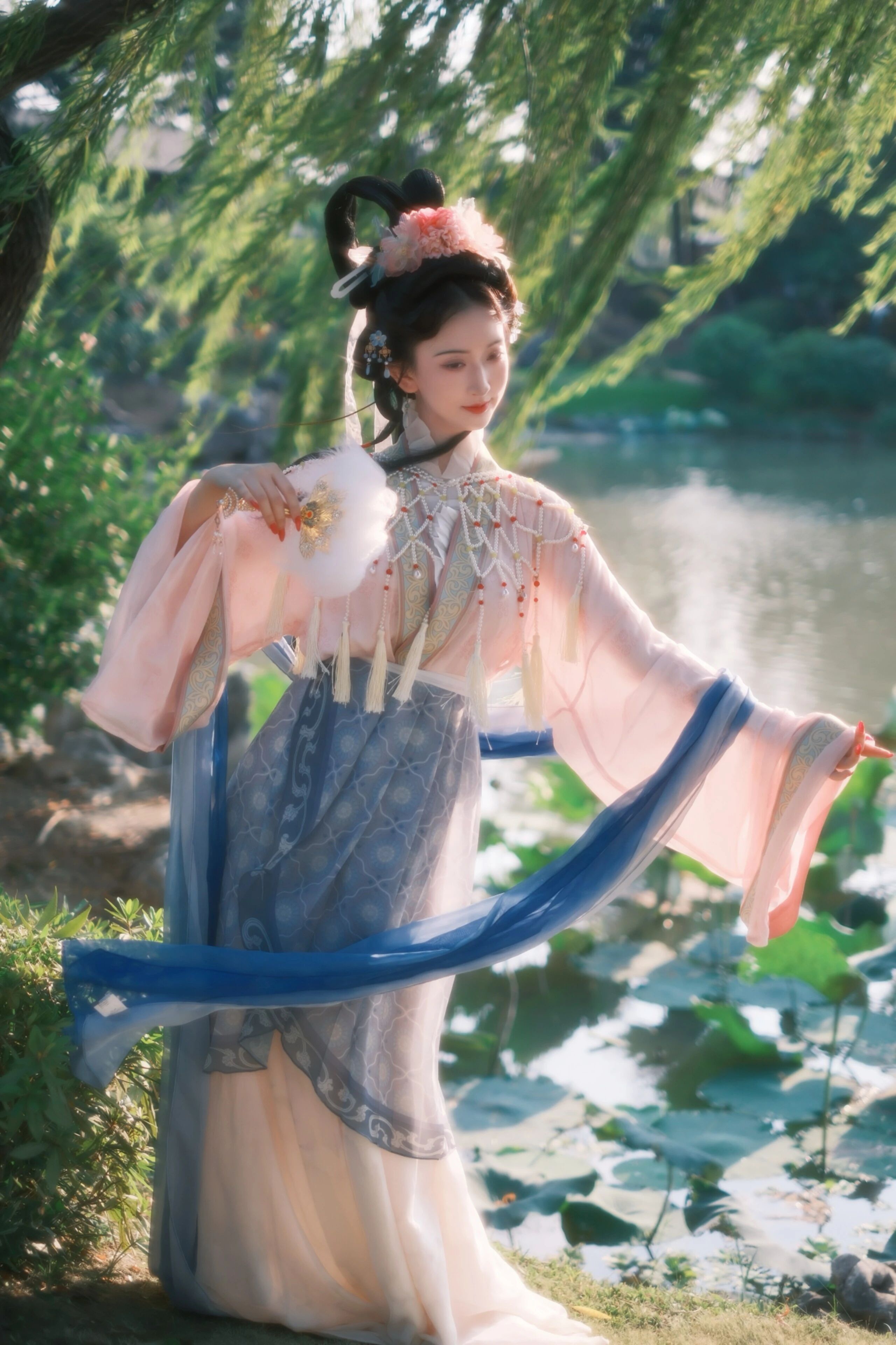 芭蕉影下 · 一袭粉白 宋制第9帧/11·竖幅