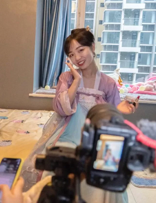 职场新角色｜来，试一下“小万姑娘”的汉服！