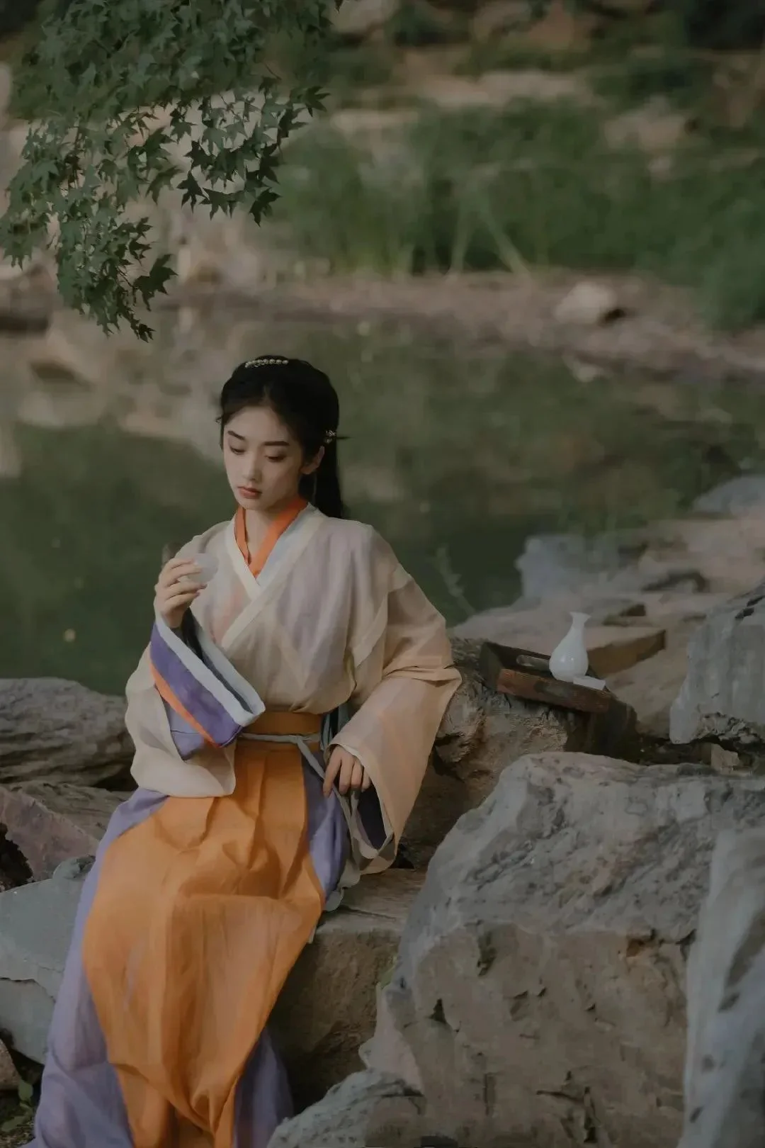 汉服颂 | 荏苒光阴烟一缕，梅花枝上几回春