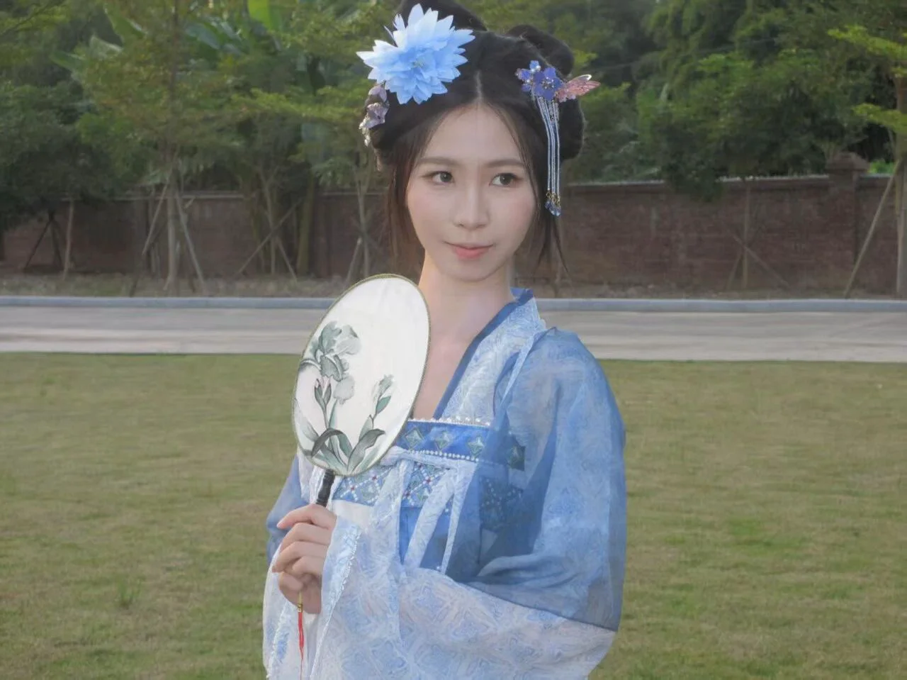 汉服素人改造实录 团扇蓝衫人像