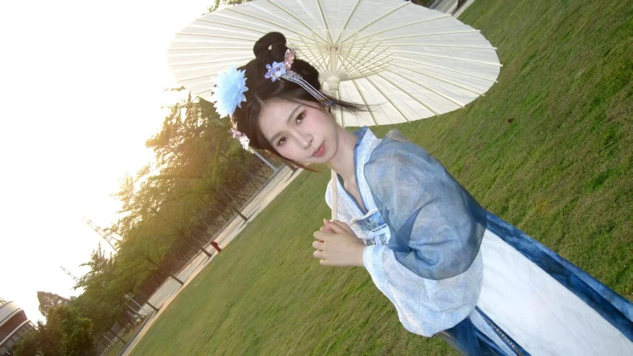 汉服执伞写真 夕阳草地素人改造