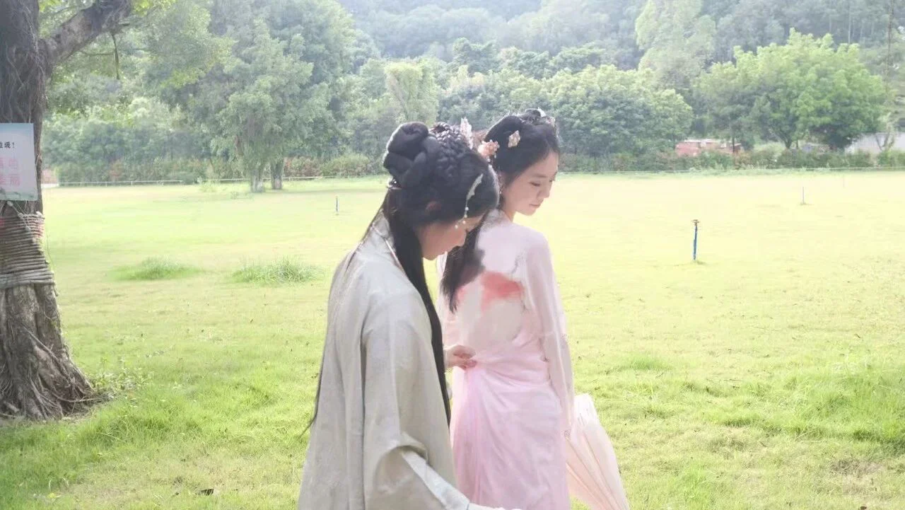 汉服双人背影 草地写真收官