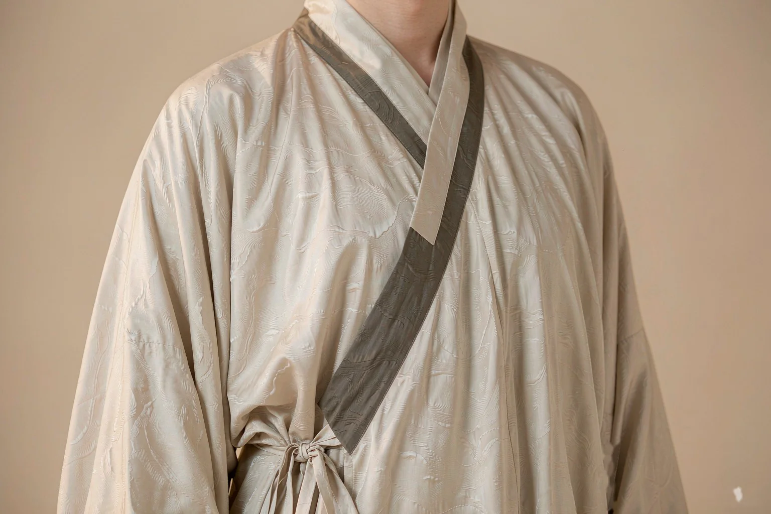 交领右衽领部特写:两片领缘胸前斜向交叠