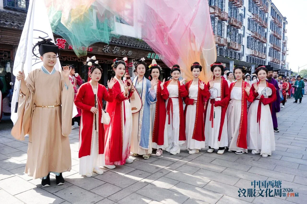 巡游队伍走过石桥古弄