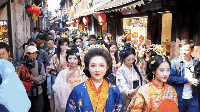 巷中同袍云集