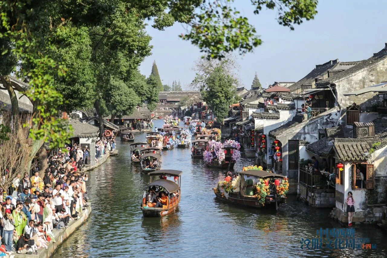 水巷乌篷船与白墙黛瓦