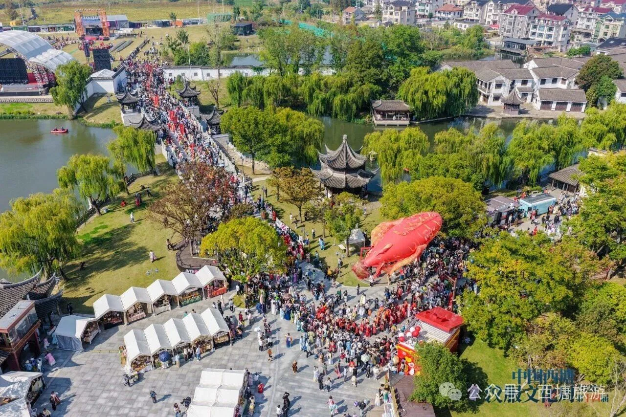 航拍巡游队伍沿水岸行进