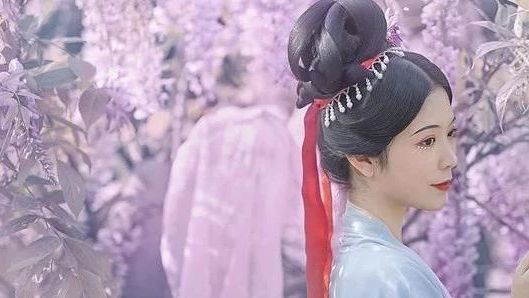 汉服仕女 | 紫藤挂云木，花蔓宜阳春