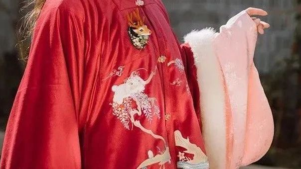 穿汉服的时候，手机放哪？