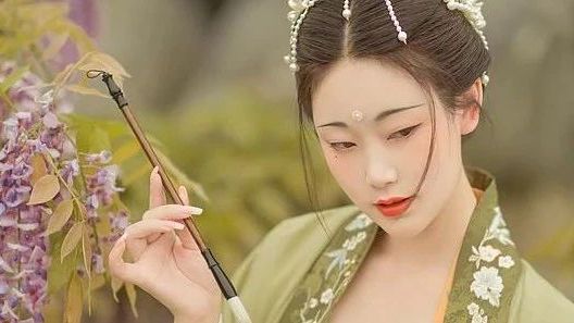 汉服摄影 | 紫藤挂云木，花蔓宜阳春