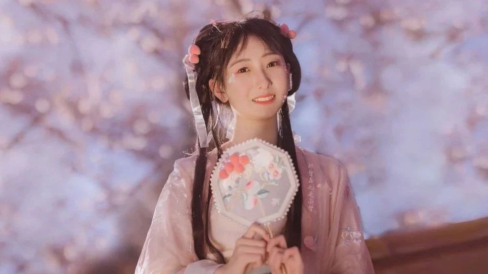 汉服美景 | 春日小确幸，温柔感满满的白桃乌龙色