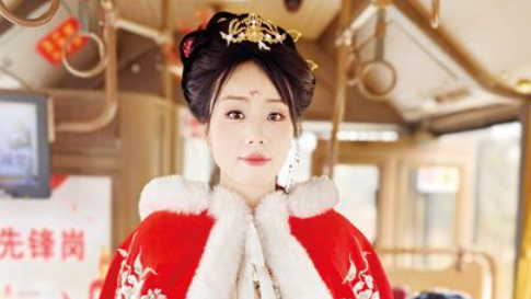洛阳公交汉服导乘员王文燕：“把最好的洛阳讲给更多游客”