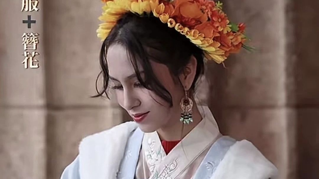 90后川妹子给外国人穿汉服，央视点赞，500万网友围观：这就叫文化自信！