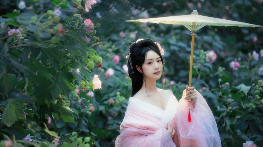 她在花间起舞，问他：你愿陪我归隐山林吗？