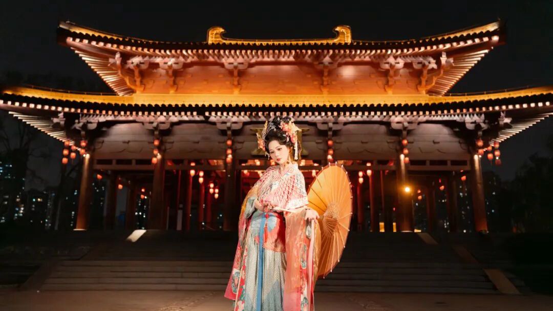 古桥夜灯下的盛唐梦境：粉蓝渐变汉服写真全记录