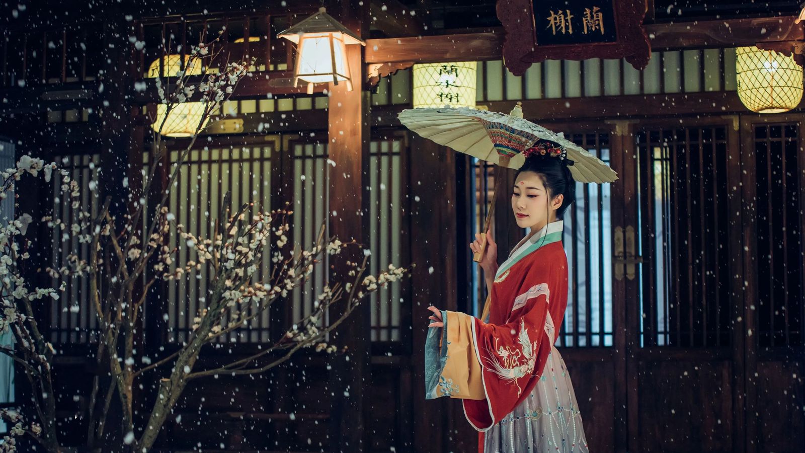 红色绣花汉服+油纸伞，雪夜古建筑拍出明艳清冷感