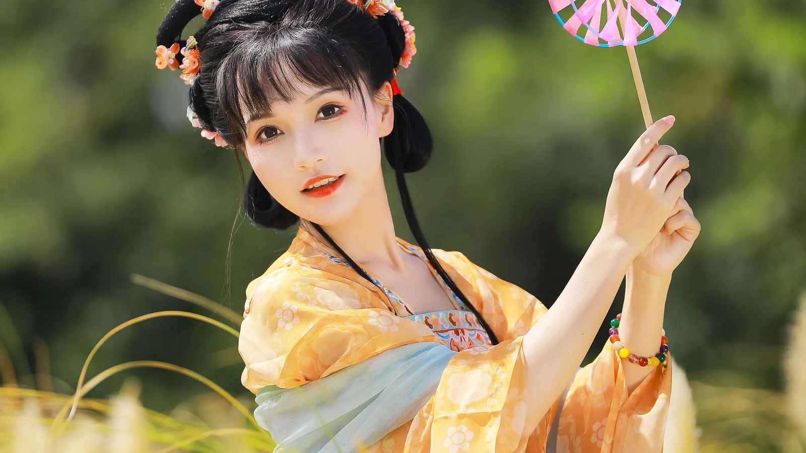 【汉服写真】唐风襦裙配彩色风车，芦苇丛中拍出元气少女感