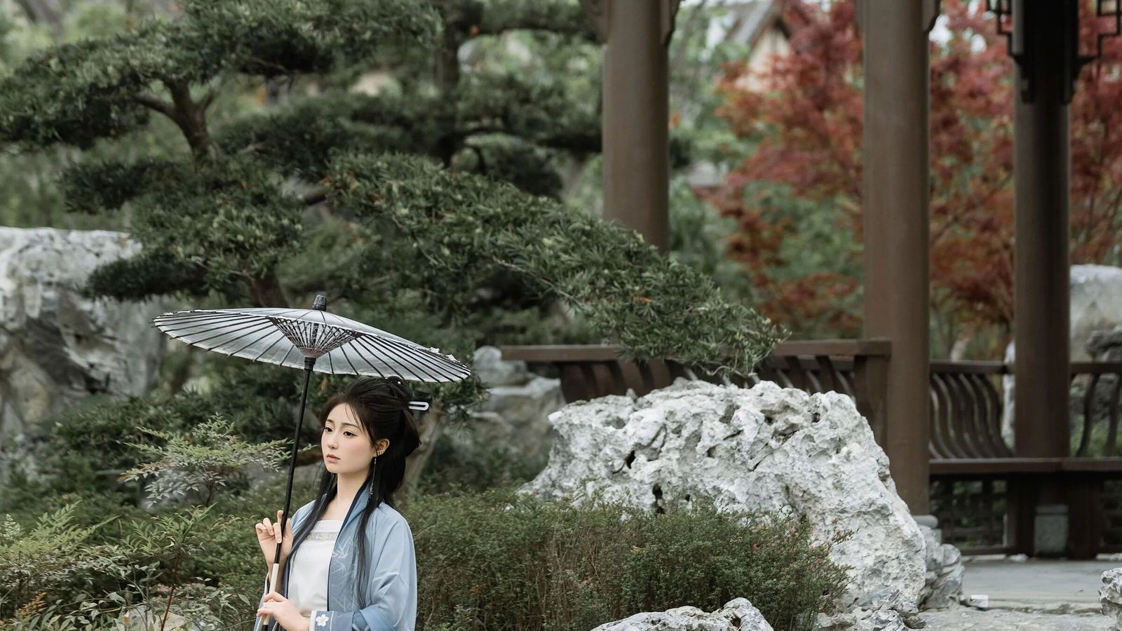 【汉服写真】园林拍汉服背景太乱？油纸伞团扇做深色锚点压住场