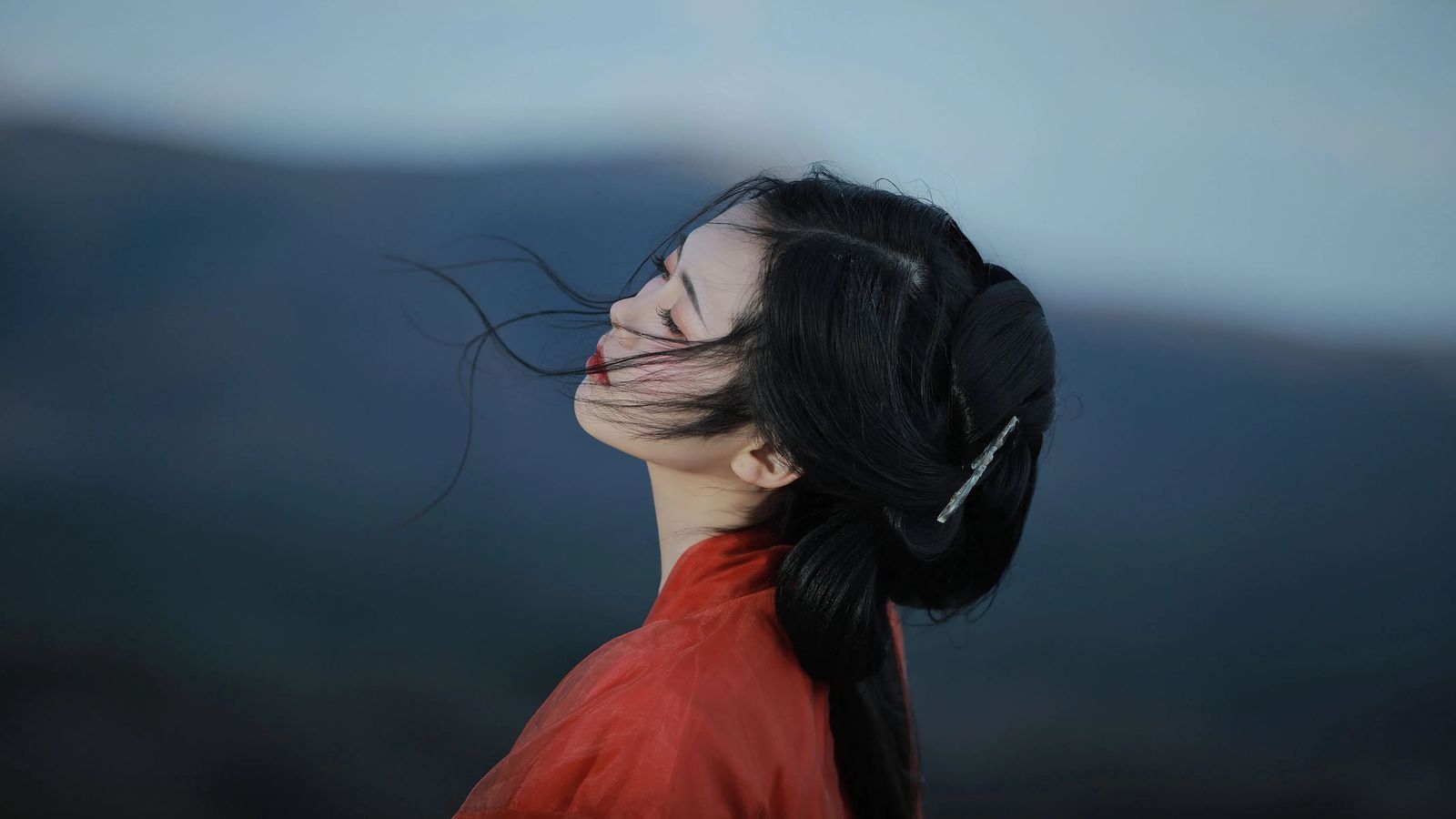 【汉服写真】山顶红衣总像游客照？借风与蓝调时刻拍出松弛古风