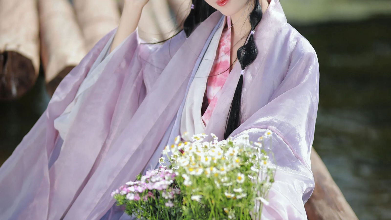【汉服写真】淡紫汉服配花篮，溪边木桥拍出田园治愈少女感
