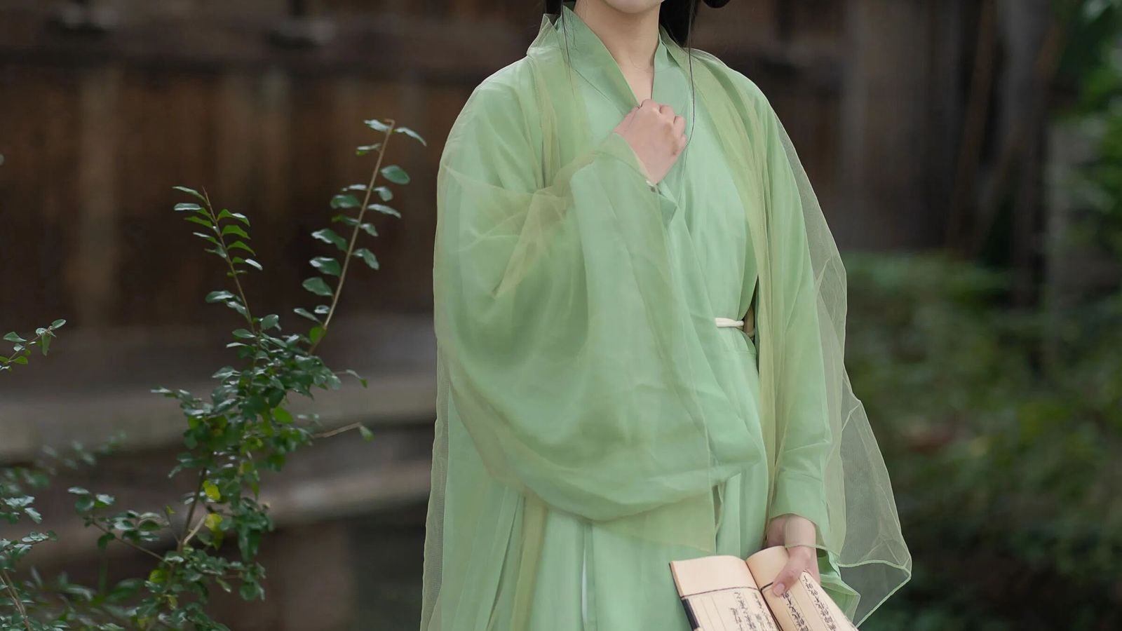 【汉服写真】浅绿汉服不靠笑，老木屋捧卷拍出书卷气