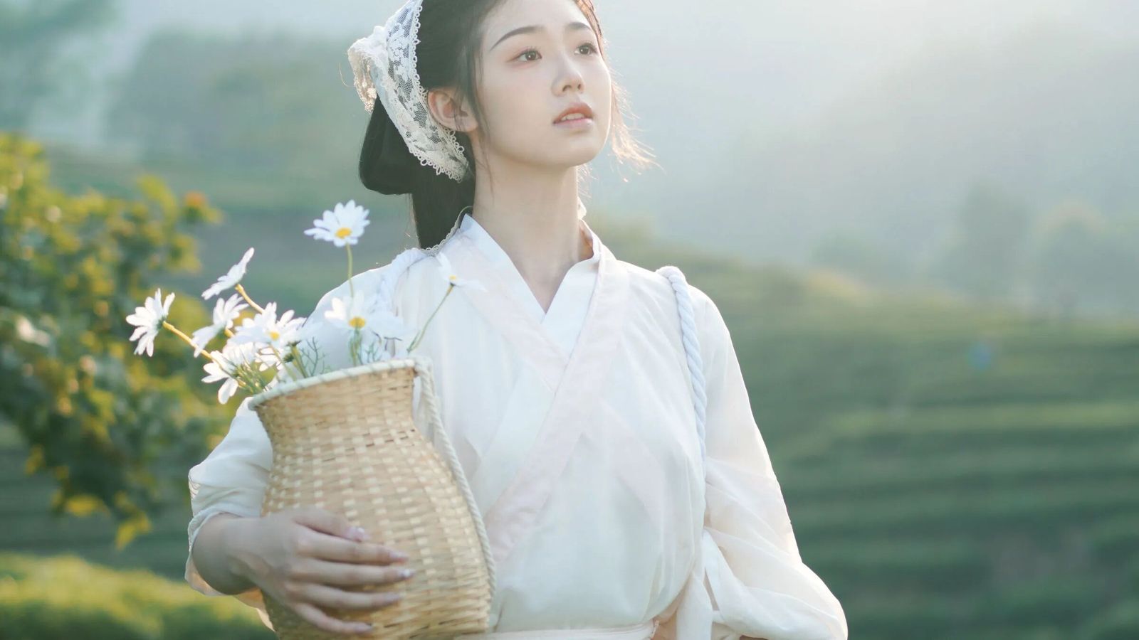 【汉服写真】白色采茶服配竹篮雏菊，清晨茶园拍出治愈田园风