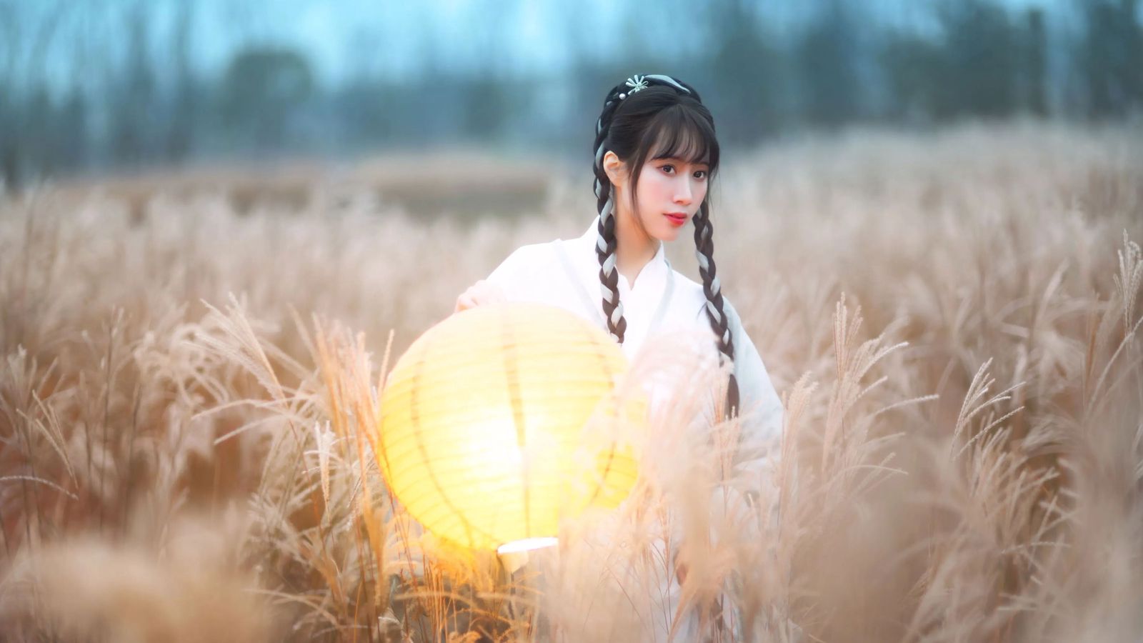 【汉服写真】浅蓝汉服配灯笼，芦苇荡里拍出温柔古风