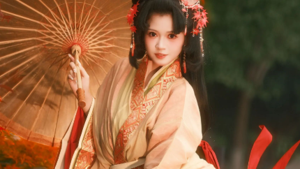 红枫石墙｜浅杏大袖汉服油纸伞拍出秋日古风