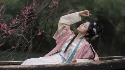 粉蓝汉服+乌篷船，在落樱水岸拍出清冷江南感