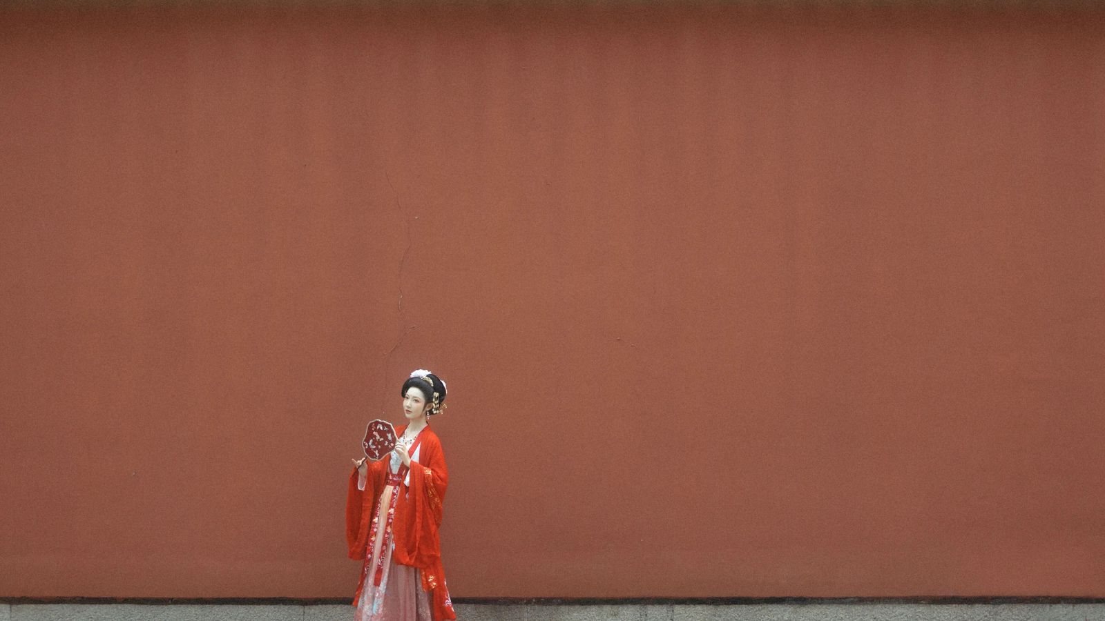 【汉服摄影】红墙团扇汉服 4个姿势拍出明艳国风