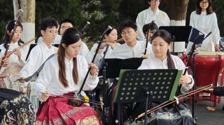 曹县汉服走进大连海事大学：国风服饰牵手牡丹文化，千名师生观展体验