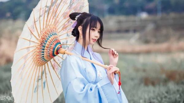 流水落花春去也，天上人间
