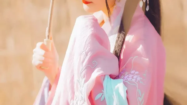 汉服｜飞花飘絮，霓裳翩翩舞