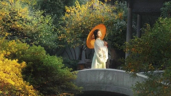 冉冉秋光留不住，满阶红叶暮｜汉服摄影