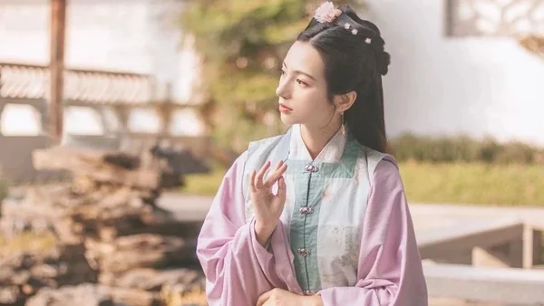 庭院静美，佳人黄昏游｜汉服摄影