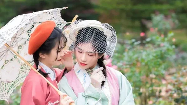 汉服摄影｜春间二三月，花开正好时（汉洋折衷）