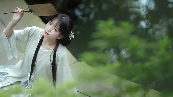 汉服仕女 | 何以消烦暑，端坐一院中