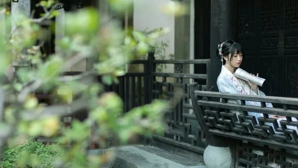 微凉时分，愿君素得一清秋｜汉服摄影