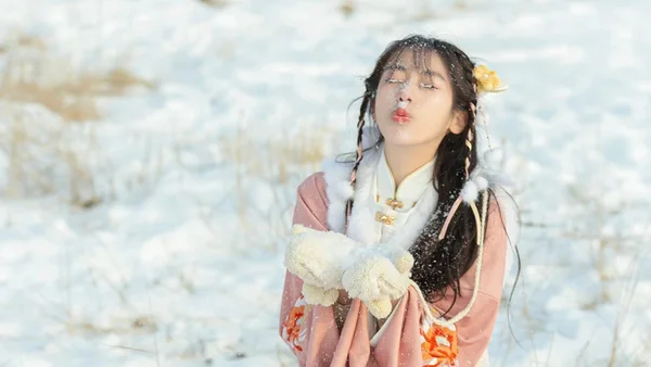 带着汉服去旅行 | 汉服配雪景太像童话了吧~