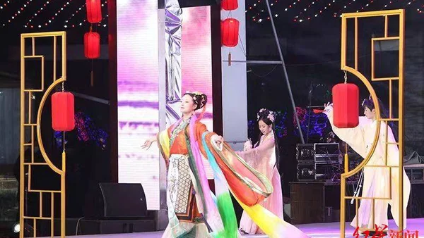 汉服迎新年！成都平乐古镇千人汉服大巡游，同袍游客共赏华裳之美